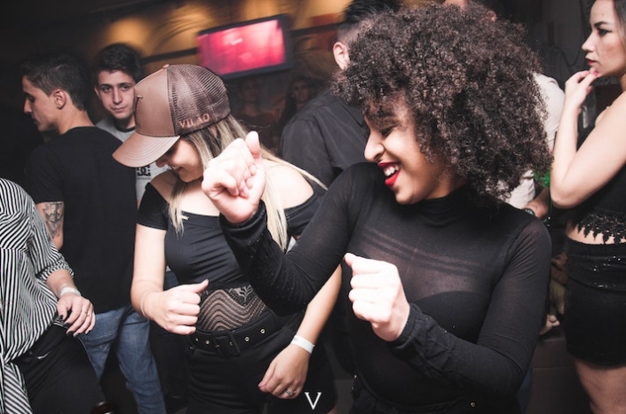 Selbstwertgefühl und Selbstbewusstsein beim Tanzen Wie du in der Disco zu mehr Selbstwertgefühl kommst