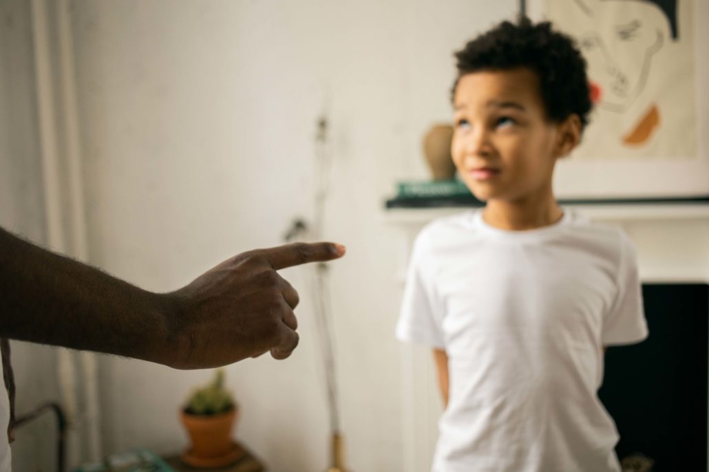 Kind wird mit Schlaegen gedroht