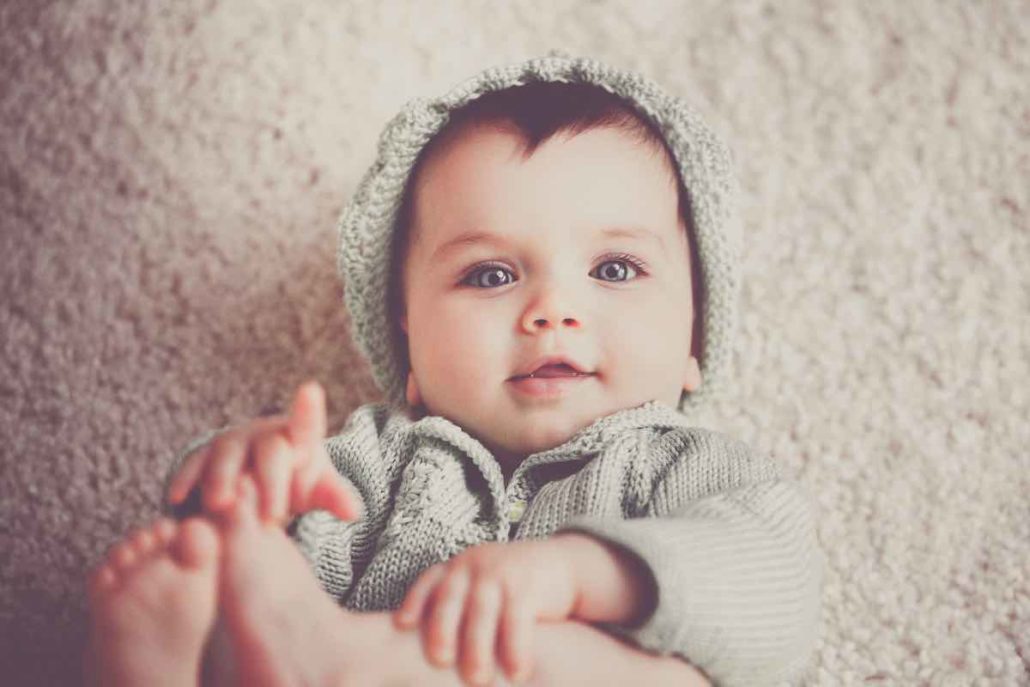 Baby entwickelt gesundes Selbstwertgefühl