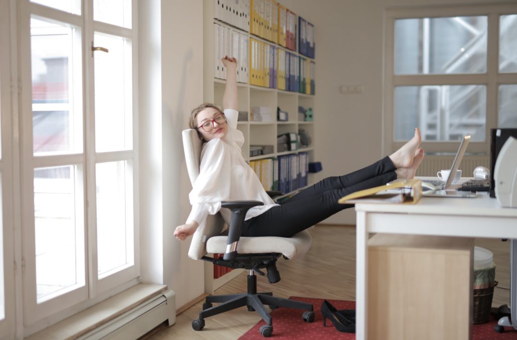 Frau mit starkem Selbstwertgefühl  braucht keinen Stress abzubauen, weil sie entspannt ist.