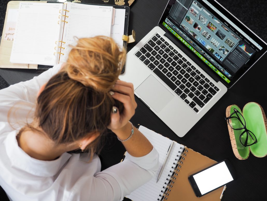 Frau mit belastenden Glaubenssätzen im Arbeitsstress