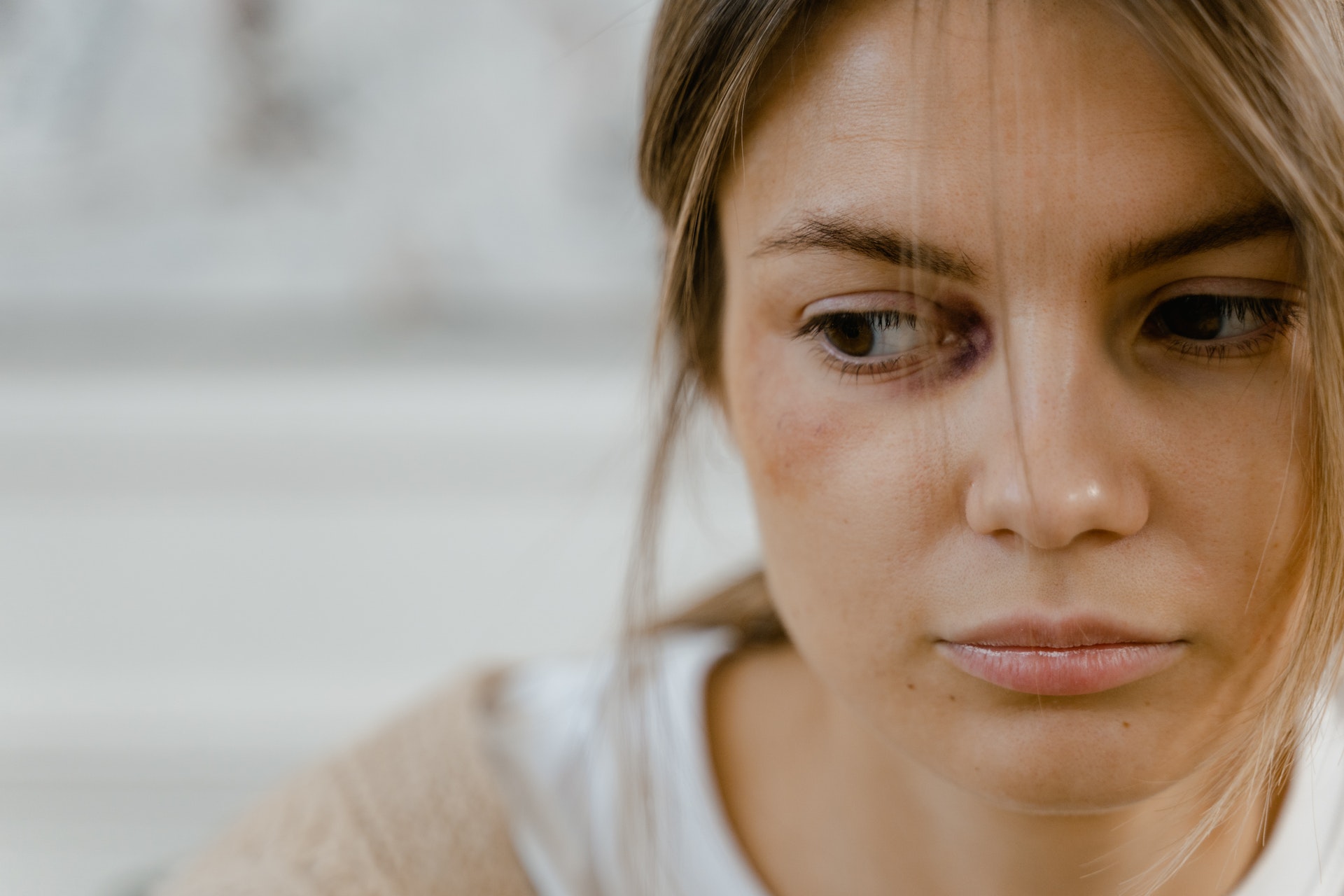 mädchen unter leistungsdruck und schulstress