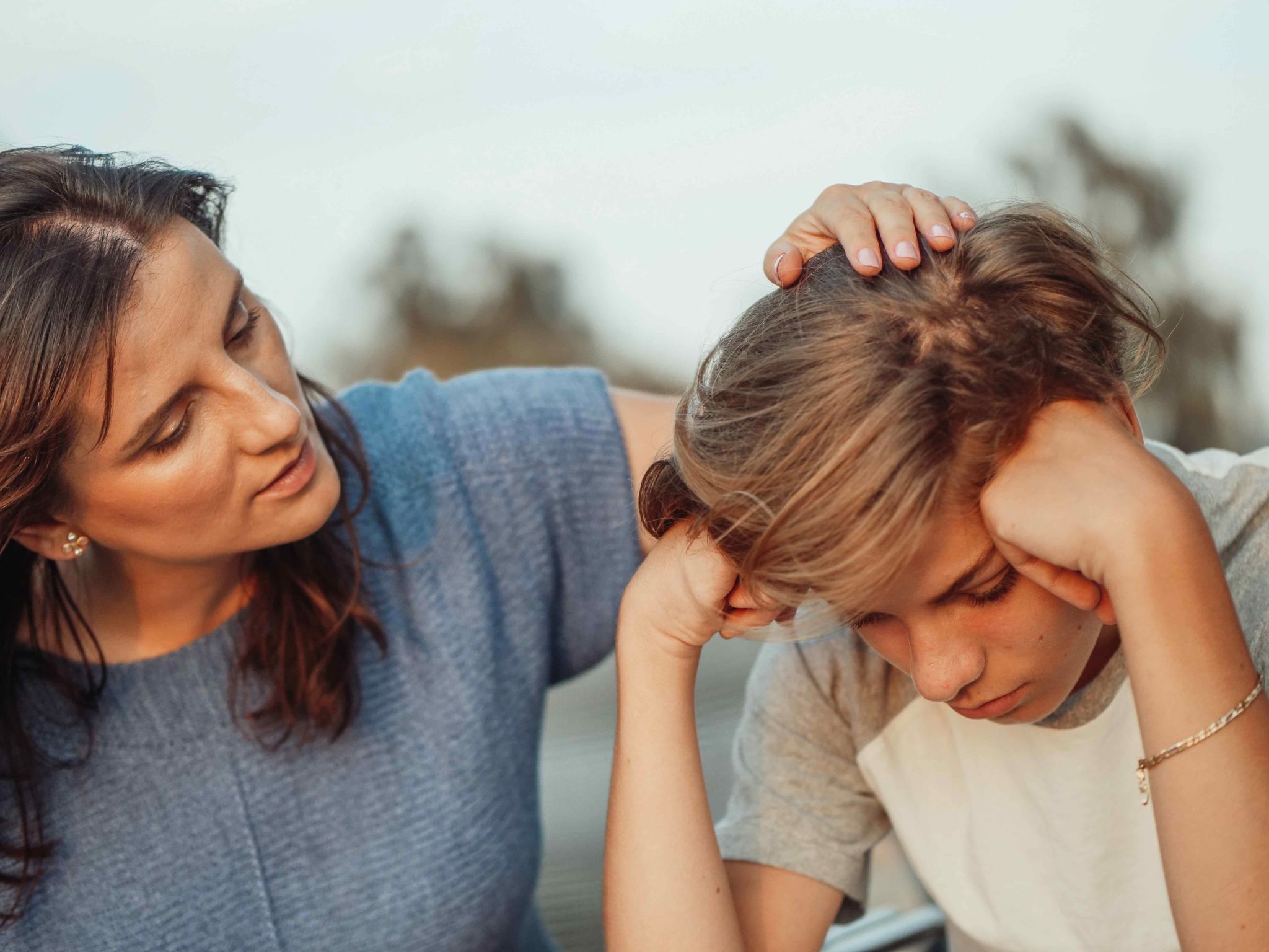 Mutter will Kind in Selbstwert Akademie geben für mehr Selbstbewusstsein